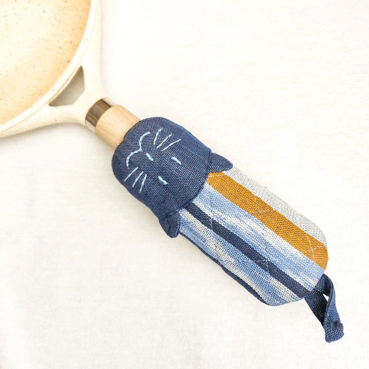 Fair Trade Handcrafted pan holder cat